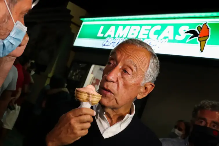 Imagem de Marcelo Rebelo de Sousa a comer um gelado